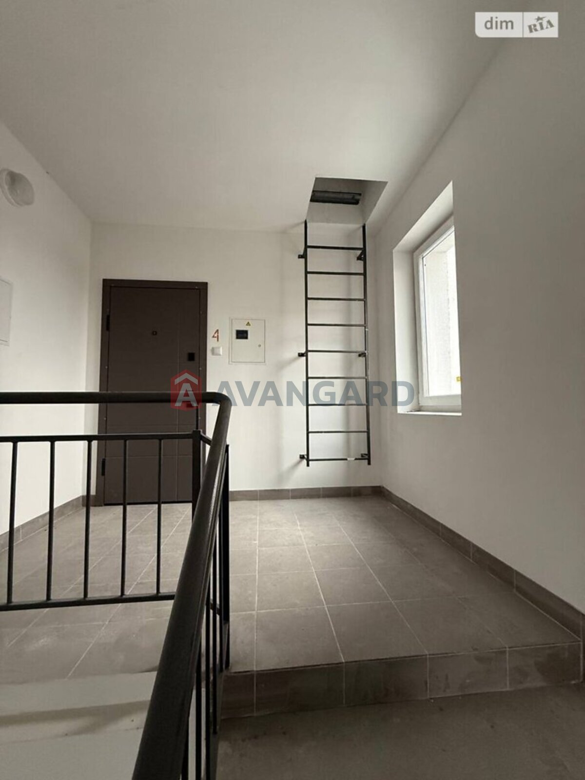 3 ��. ��������, 84/46/11 ��. �., 4/9 ������ ���� 5