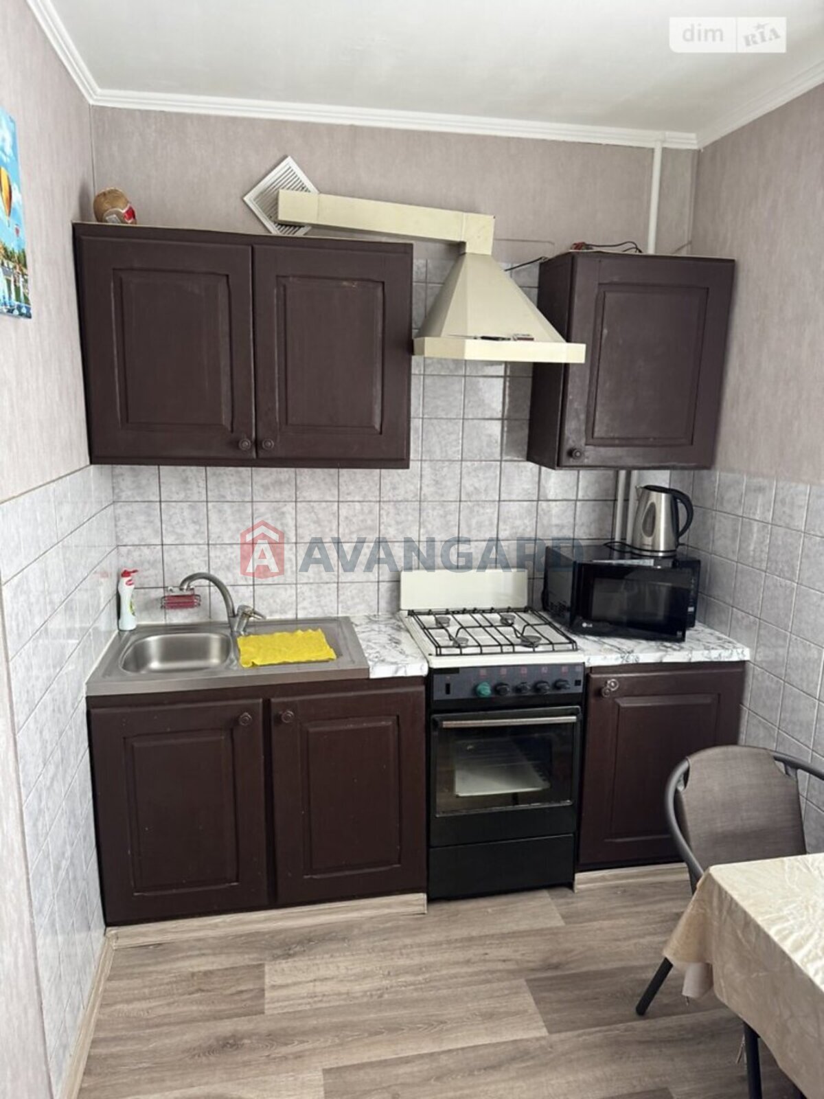 3 ��. ��������, 68/42/8 ��. �., 4/9 ������ ���� 4