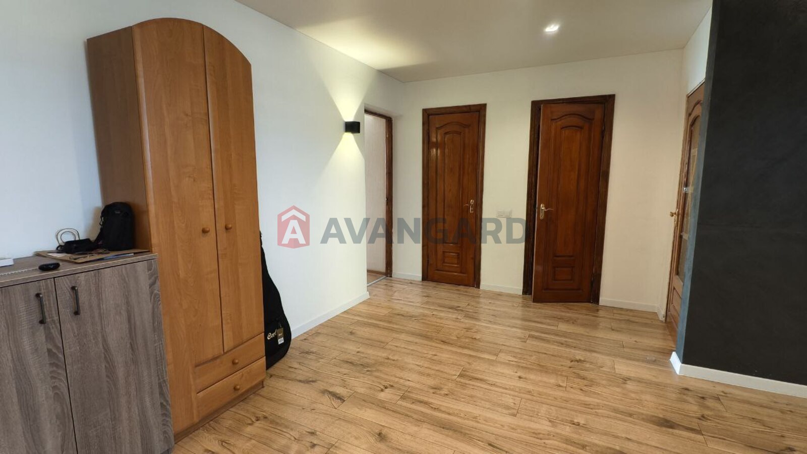 3 ����. ��������, 62/-/30 ��. �., 7/10 ���� ���� 9