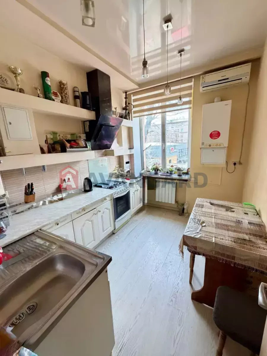 3 ��. ��������, 68/42/8 ��. �., 2/4 ������ ���� 2