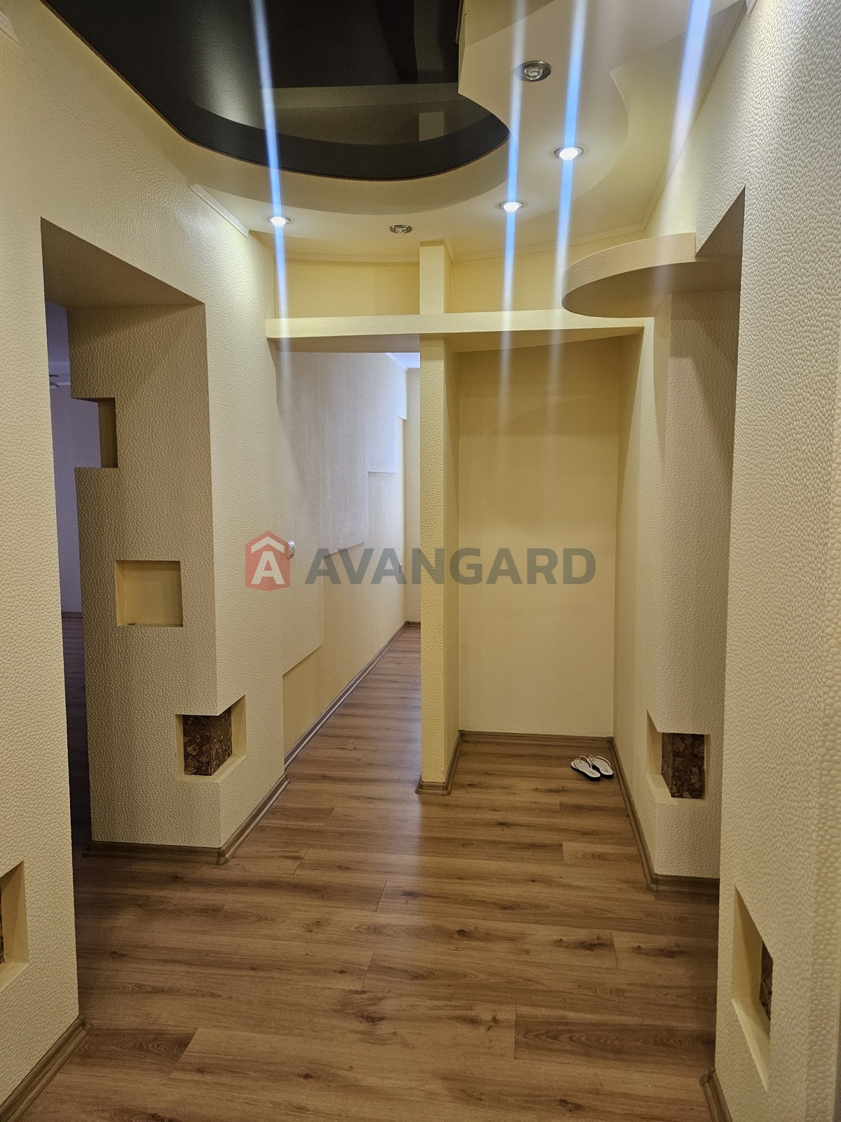 3 ��. ��������, 99/42/34 ��. �., 8/9 ������ ���� 19