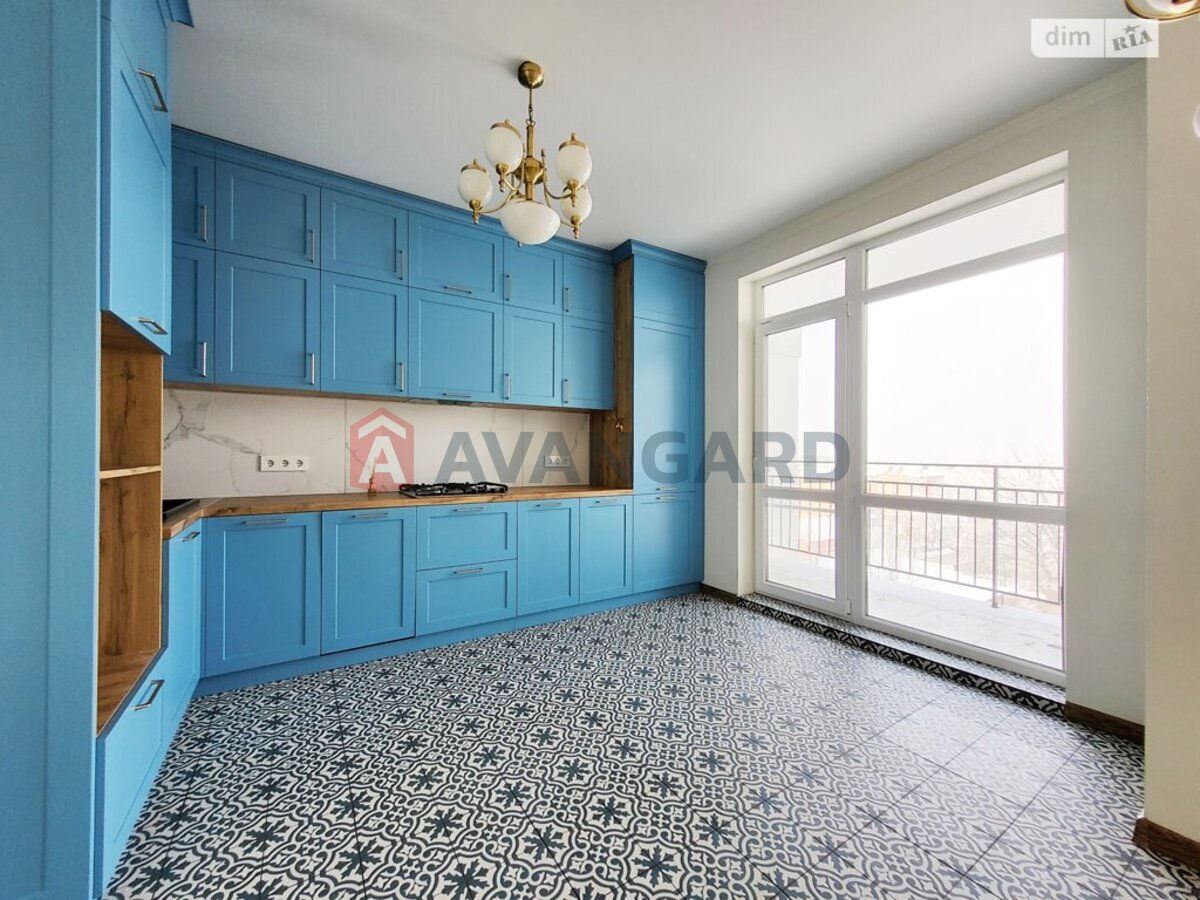 3 ����. ��������, 82/43/12 ��. �., 7/7 ���� ���� 5