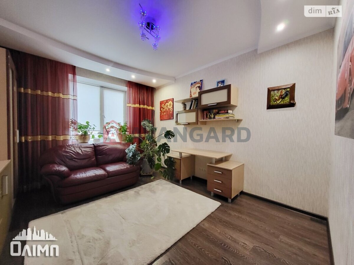 3 ��. ��������, 100/-/- ��. �., 7/9 ������ ���� 4