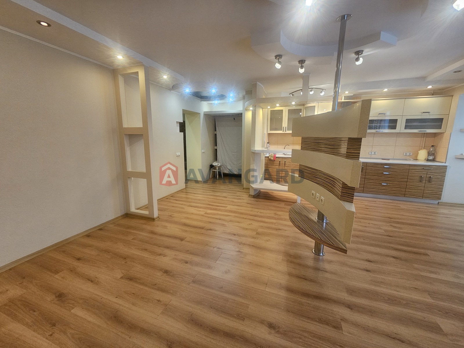 3 ��. ��������, 99/42/34 ��. �., 8/9 ������ ���� 16