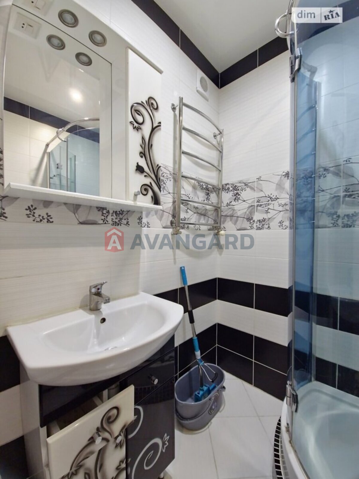 4 ��. ��������, 84/60/8 ��. �., 8/9 ������ ���� 13