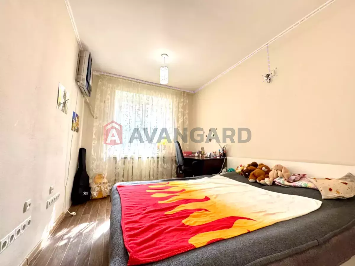 4 ��. ��������, 81/-/- ��. �., 1/10 ������ ���� 7