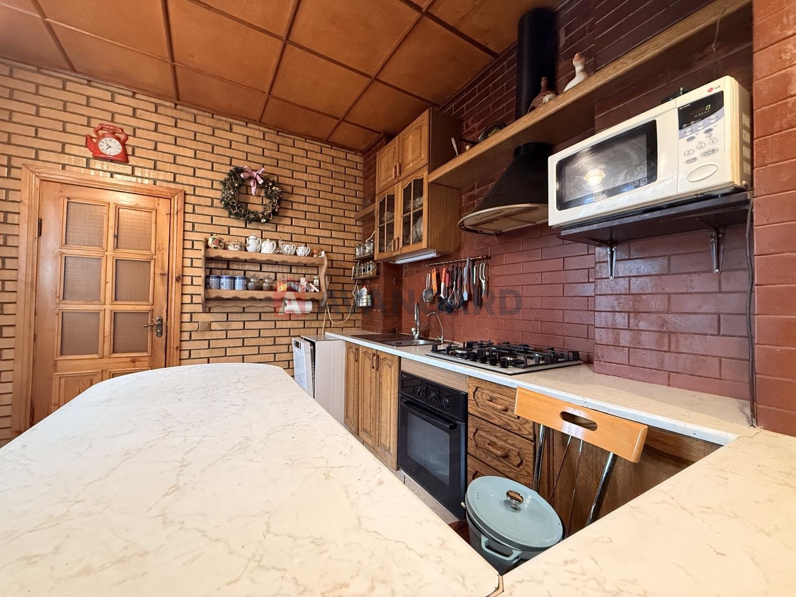 4 ��. ��������, 95/70/20 ��. �., 3/3 ������ ���� 2