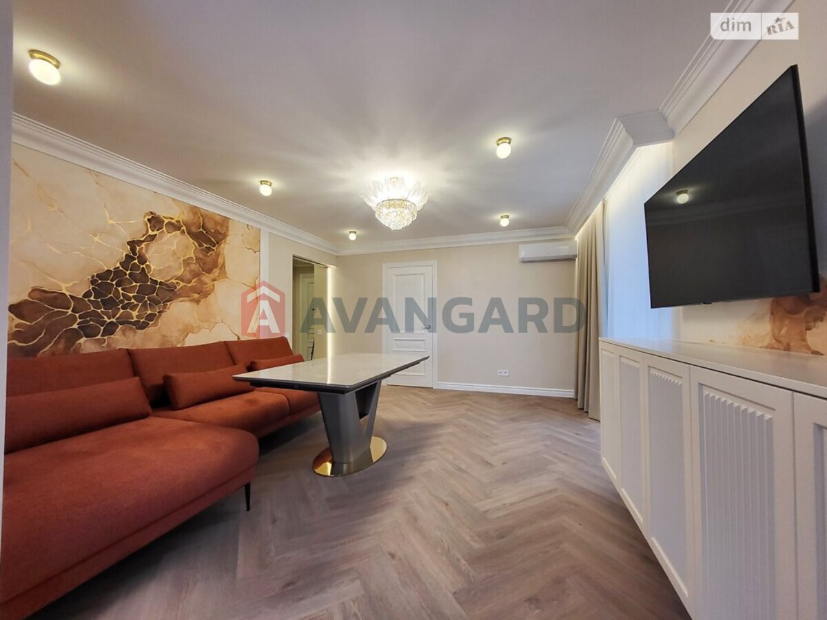 2 ����. ��������, 82/-/- ��. �., 8/9 ���� ���� 6