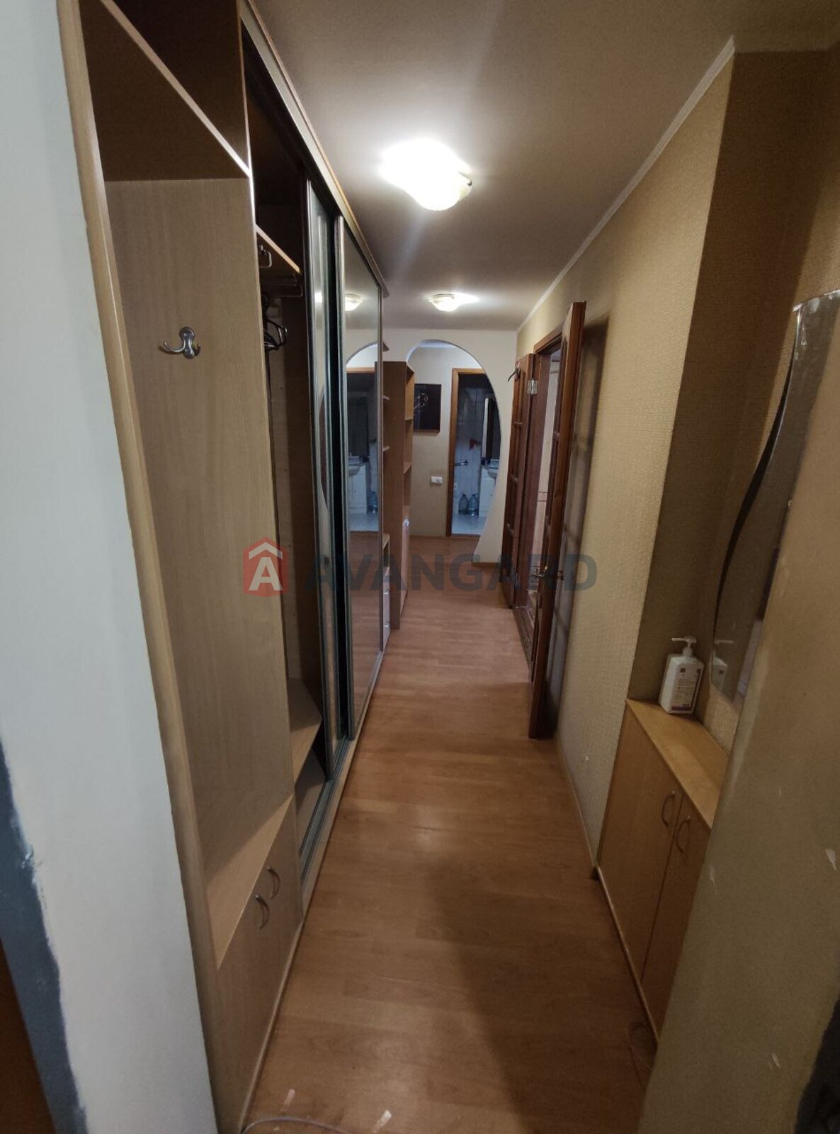 3 ��. ��������, 70/-/25 ��. �., 4/9 ������ ���� 9