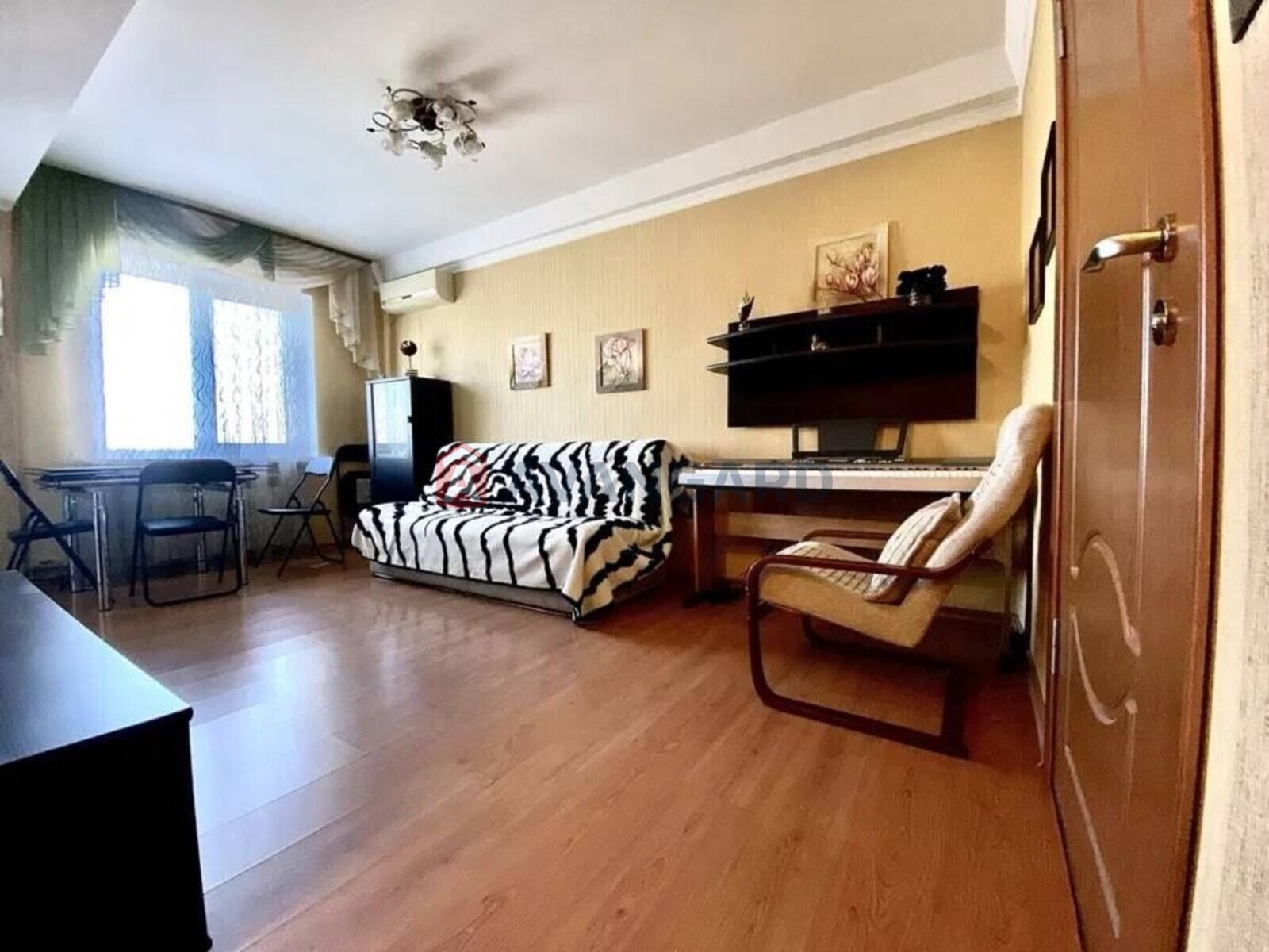 3 ��. ��������, 57/-/23 ��. �., 5/5 ������ ���� 8