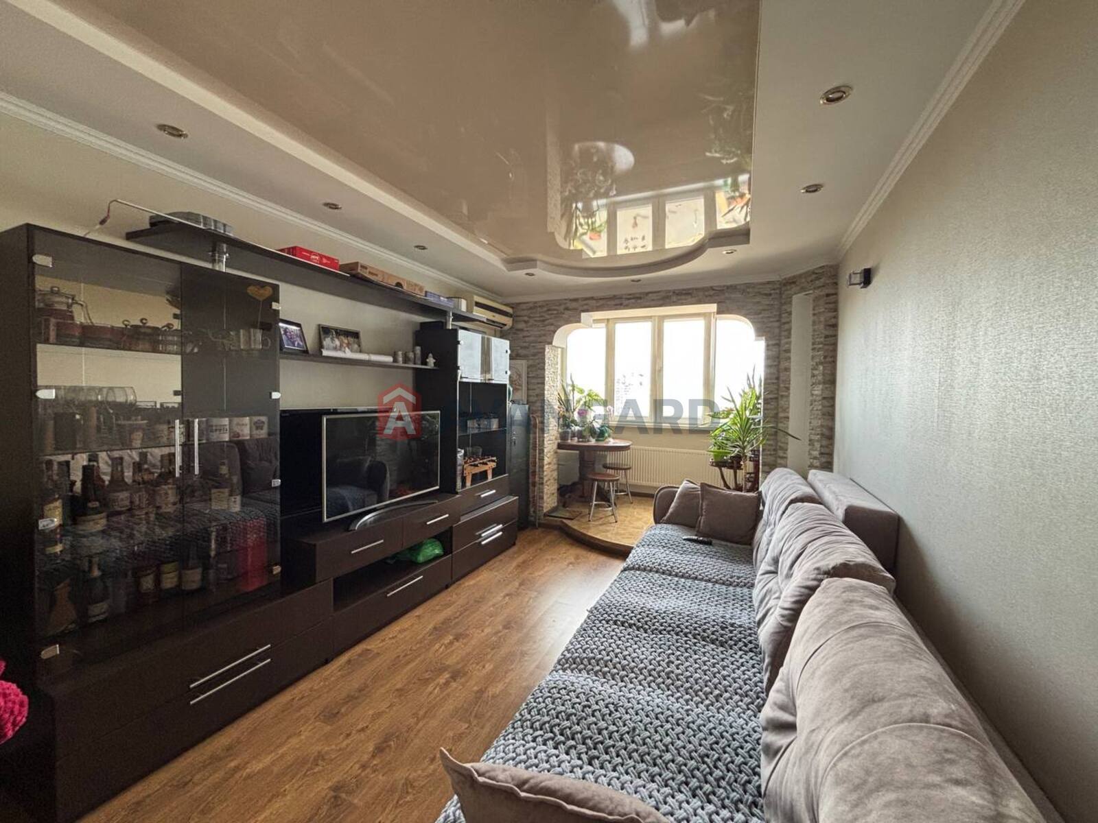 3 ��. ��������, 65/-/- ��. �., 8/10 ������ ���� 2