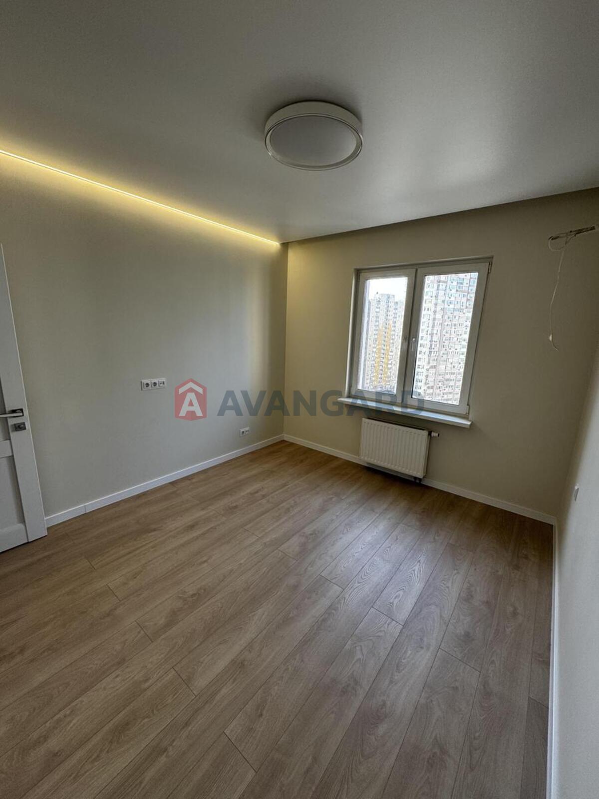 3 ����. ��������, 82/42/12 ��. �., 15/25 ���� ���� 8