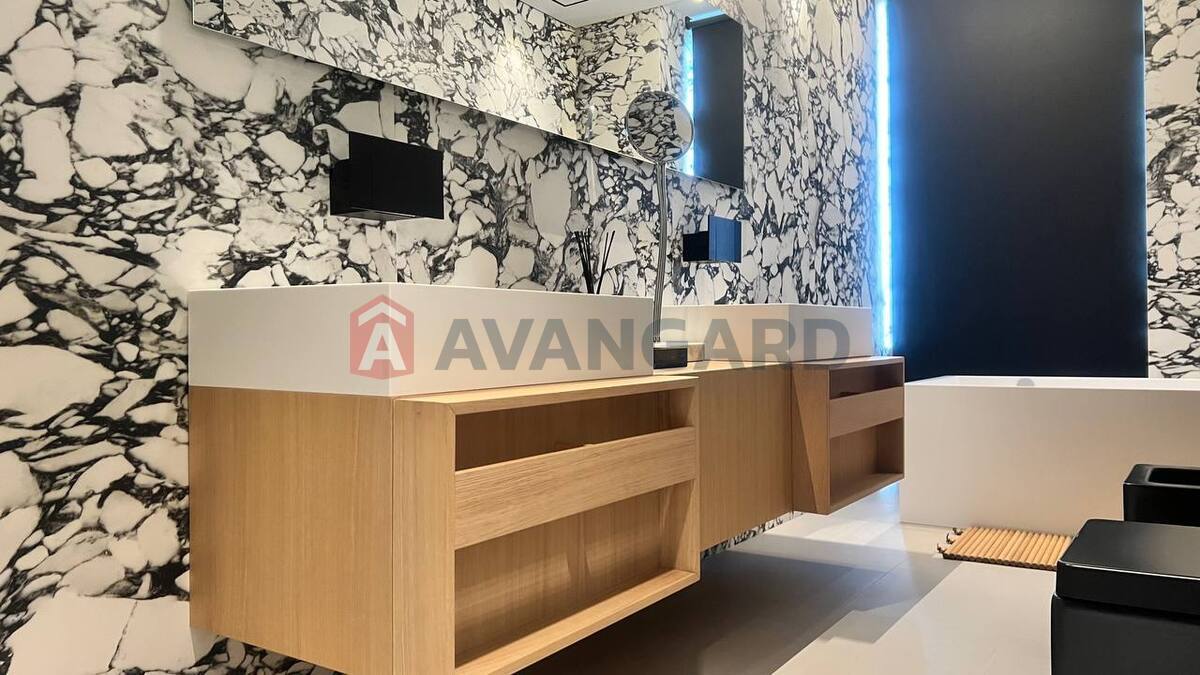 3 ��. ��������, 100/-/- ��. �., 4/5 ������ ���� 17