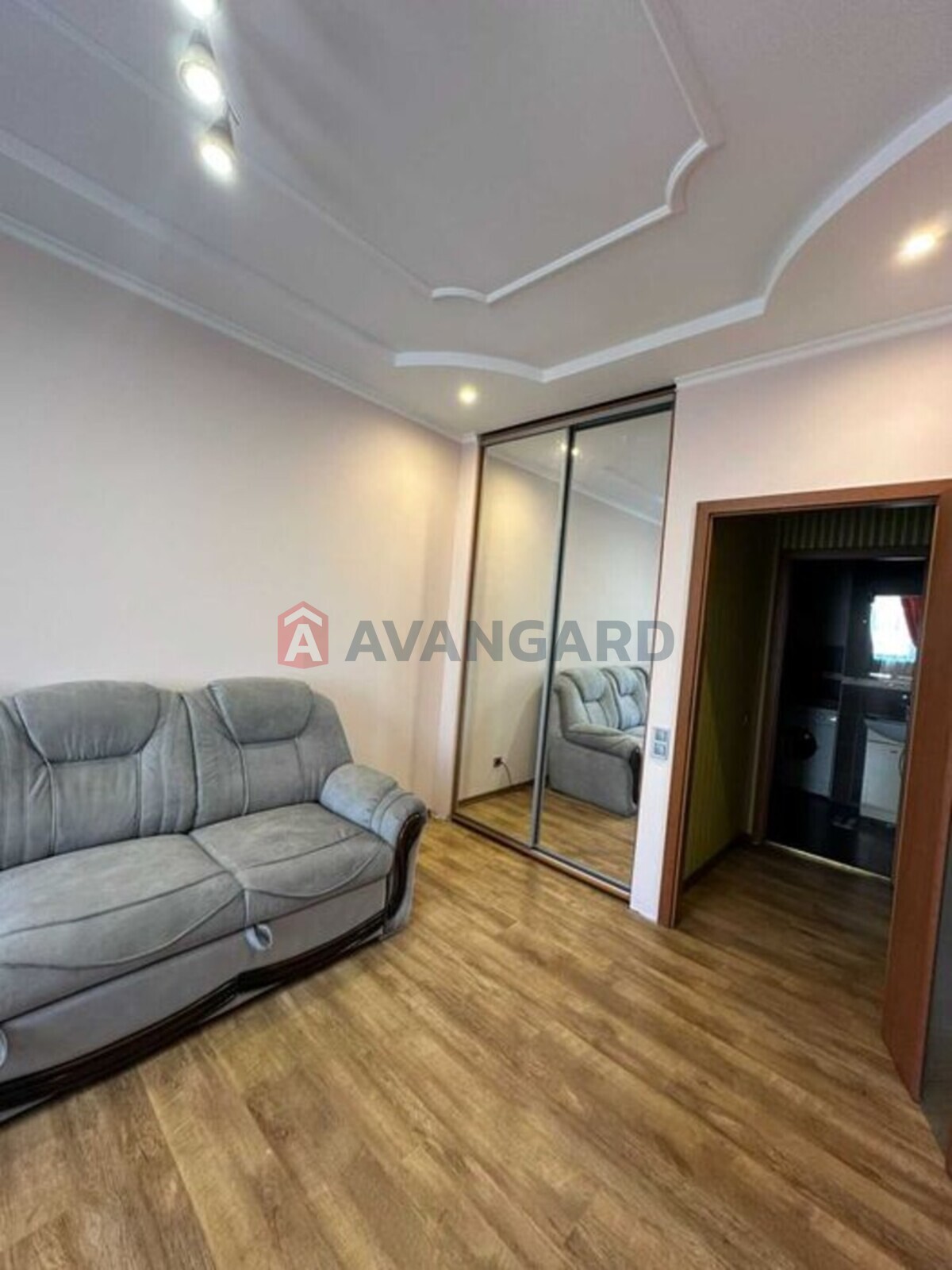 3 ��. ��������, 74/-/25 ��. �., 4/5 ������ ���� 9