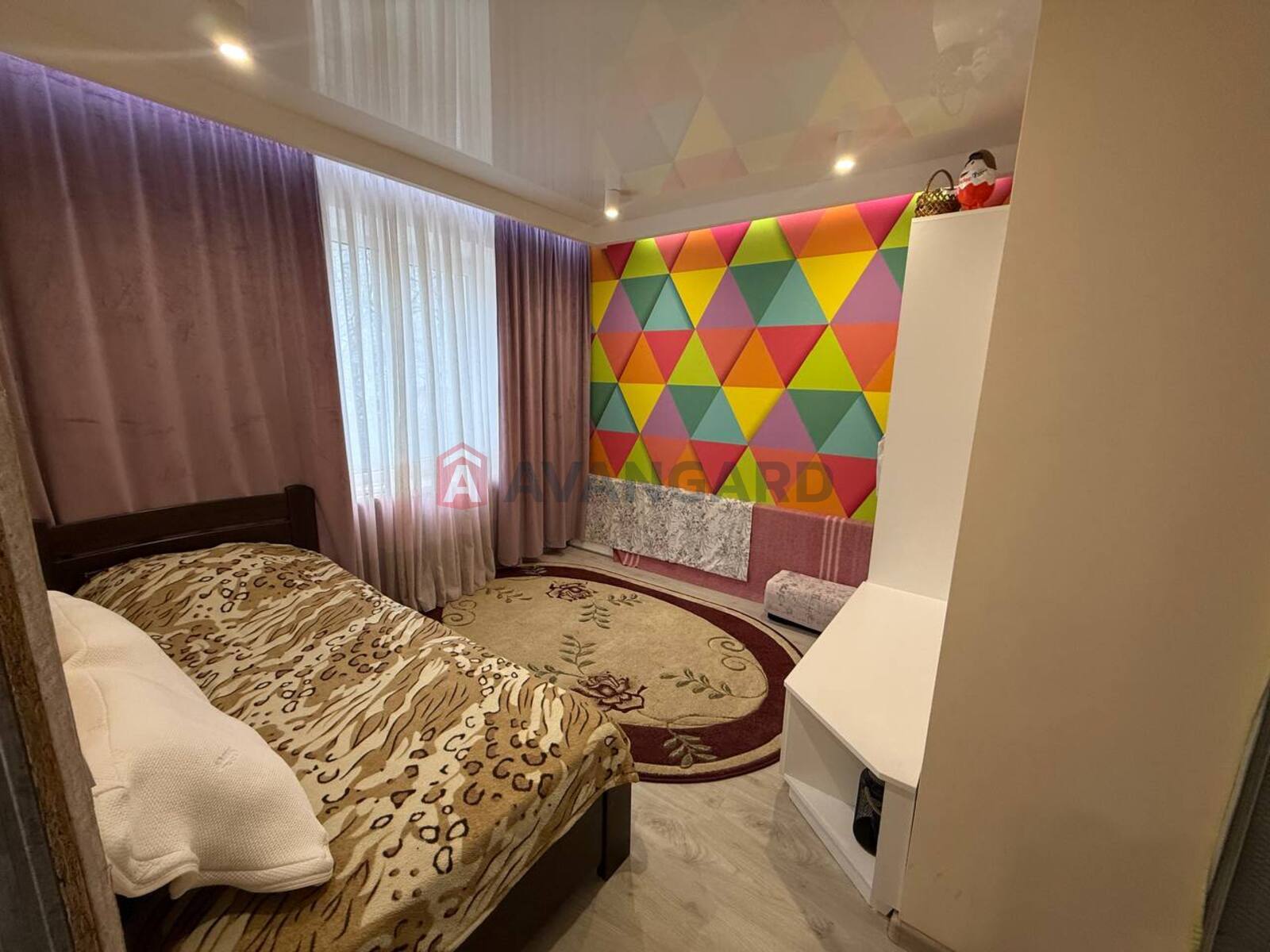 3 ����. ��������, 67/40/10 ��. �., 4/9 ���� ���� 4