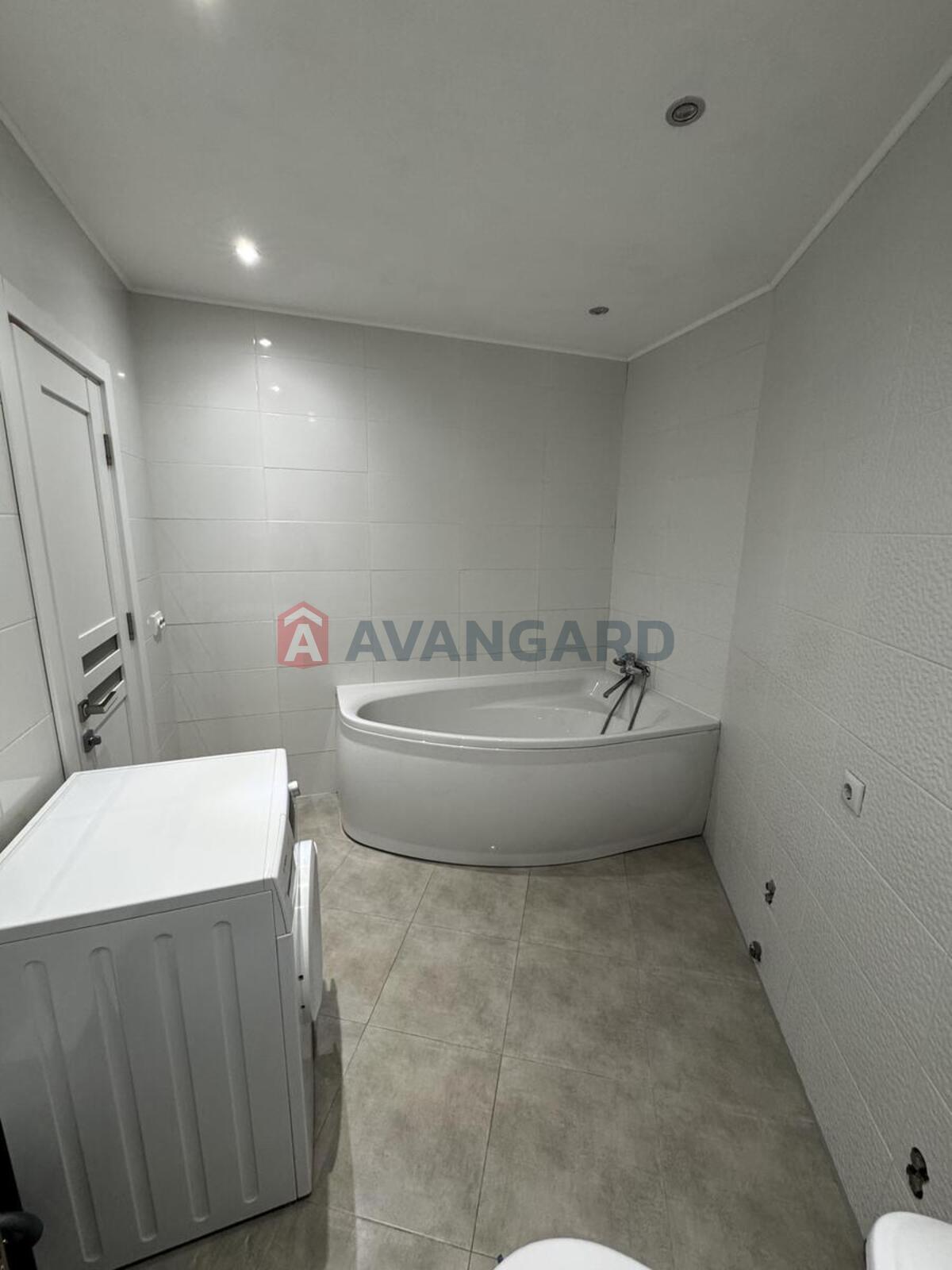 3 ����. ��������, 82/42/12 ��. �., 15/25 ���� ���� 28