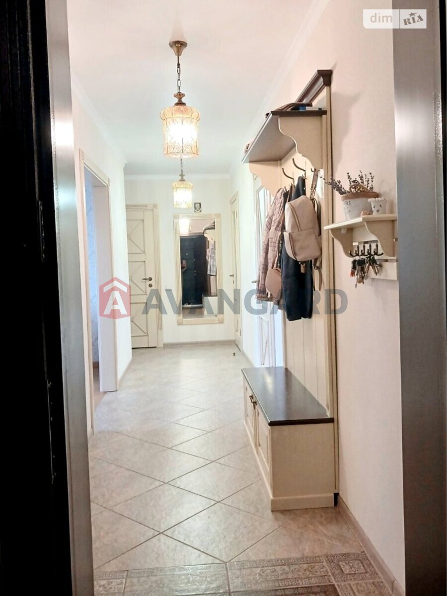 4 ��. ��������, 83/50/10 ��. �., 9/10 ������ ���� 19