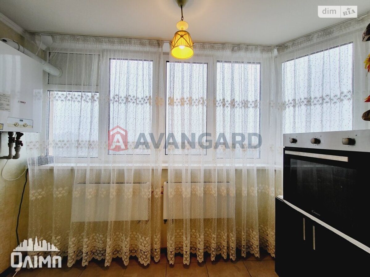 3 ��. ��������, 81/45/15 ��. �., 11/11 ������ ���� 14