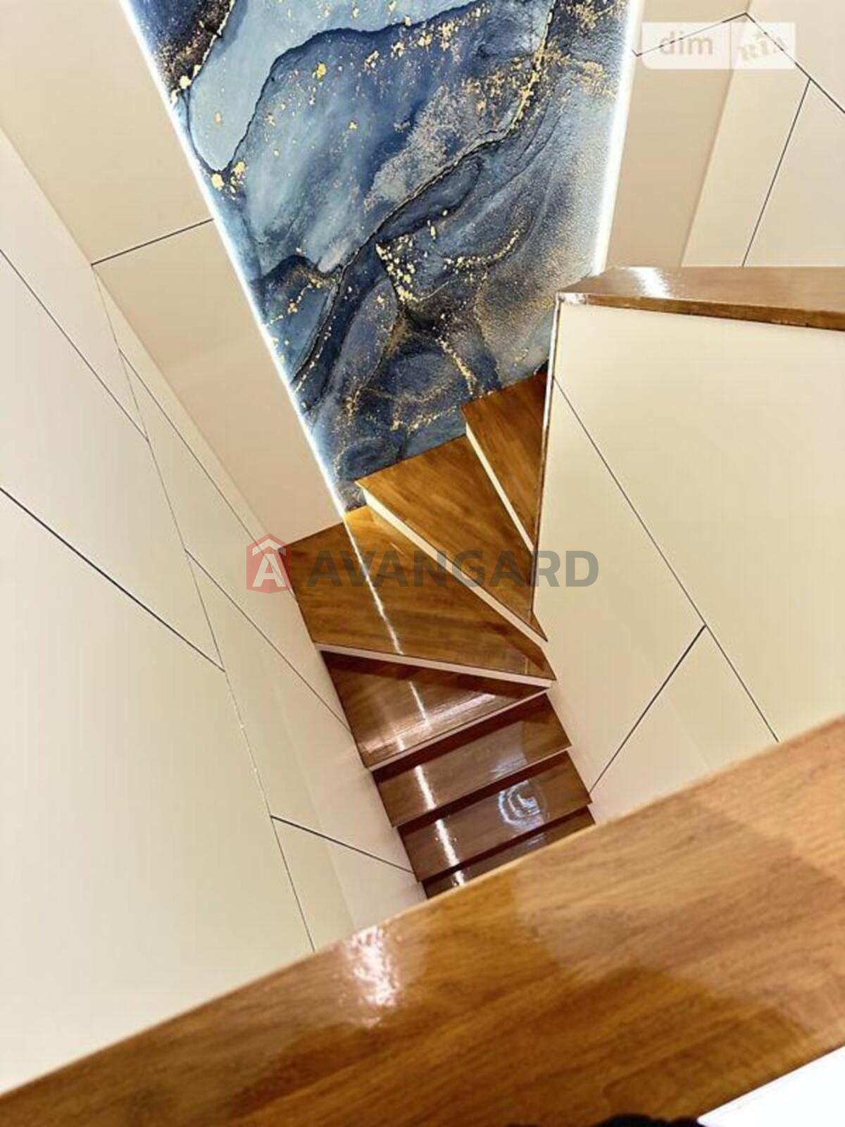 4 ��. ��������, 136/-/16 ��. �., 10/11 ������ ���� 18