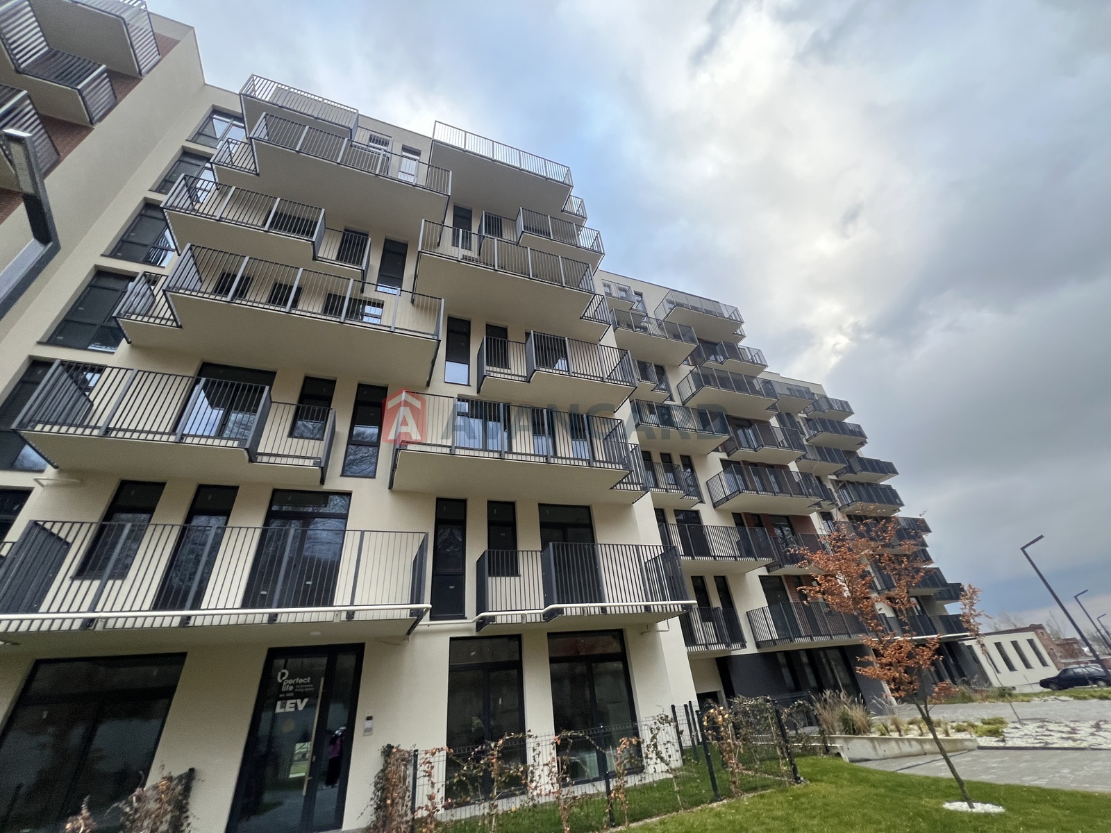 1 ��. ��������, 42,6/11.8/18.5 ��. �., 3/6 ������ ���� 8