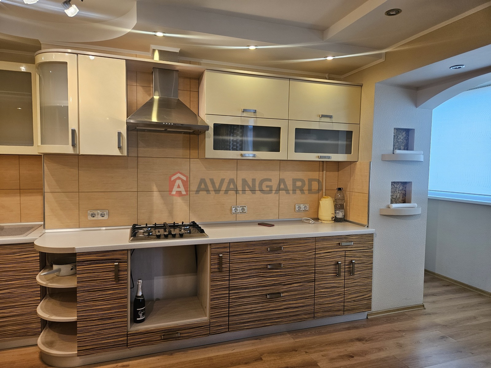 3 ��. ��������, 99/42/34 ��. �., 8/9 ������ ���� 23