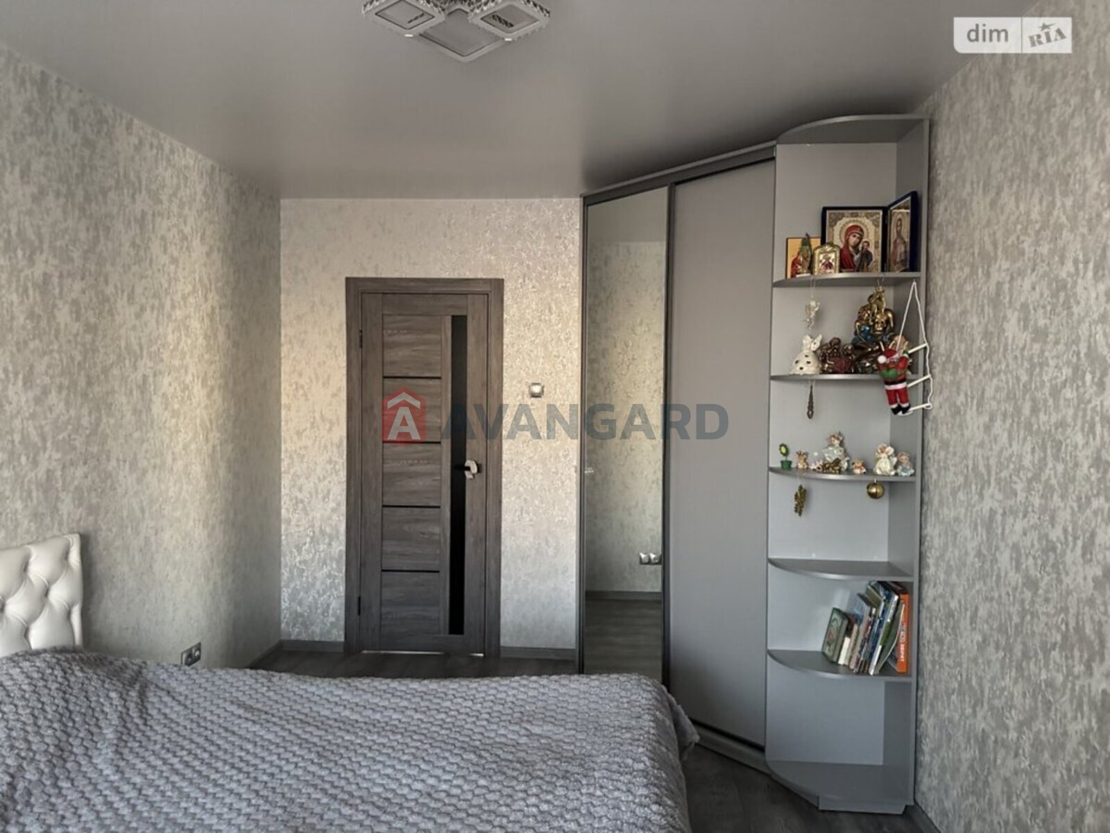 3 ��. ��������, 68/42/8 ��. �., 4/9 ������ ���� 17