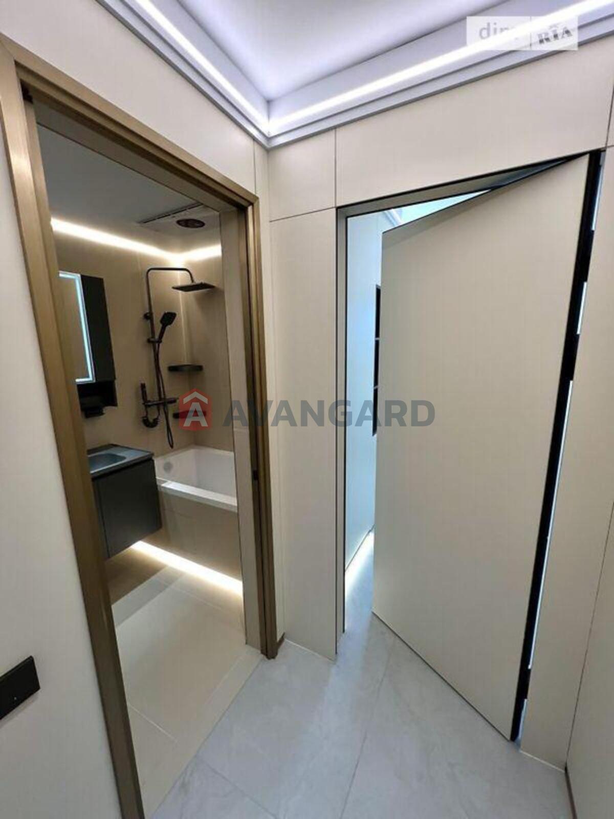 4 ��. ��������, 136/-/16 ��. �., 10/11 ������ ���� 4