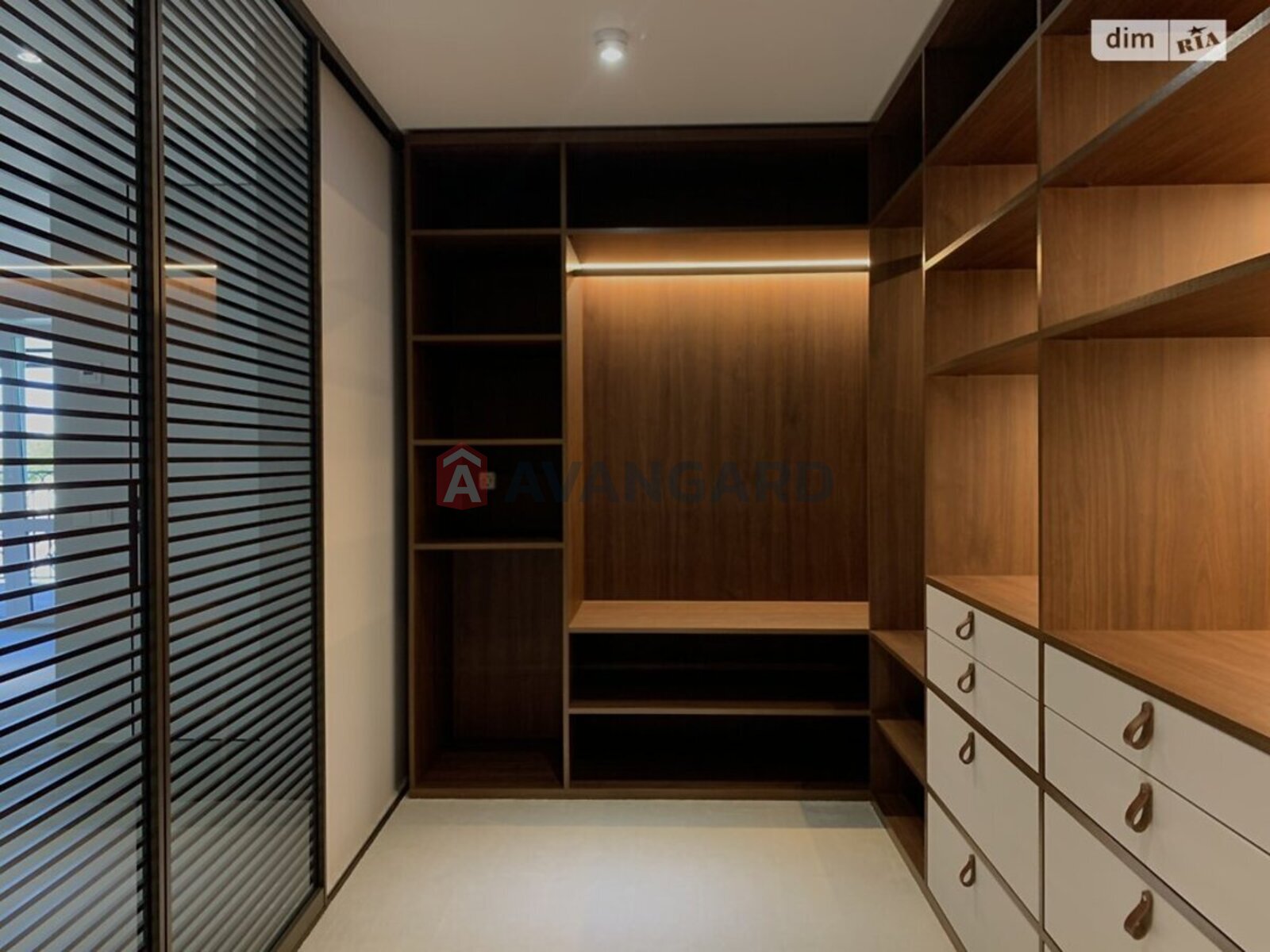 4 ��. ��������, 240/-/- ��. �., 4/5 ������ ���� 4