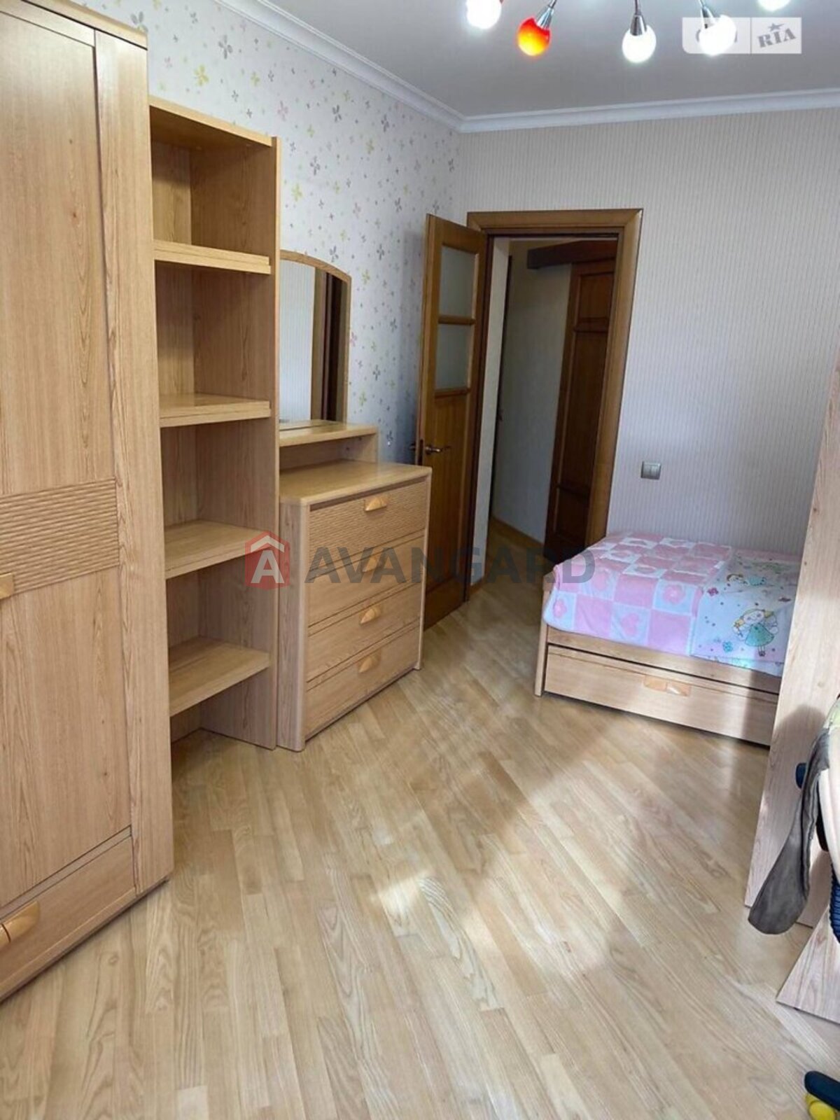 4 ��. ��������, 120/-/- ��. �., 4/11 ������ ���� 17