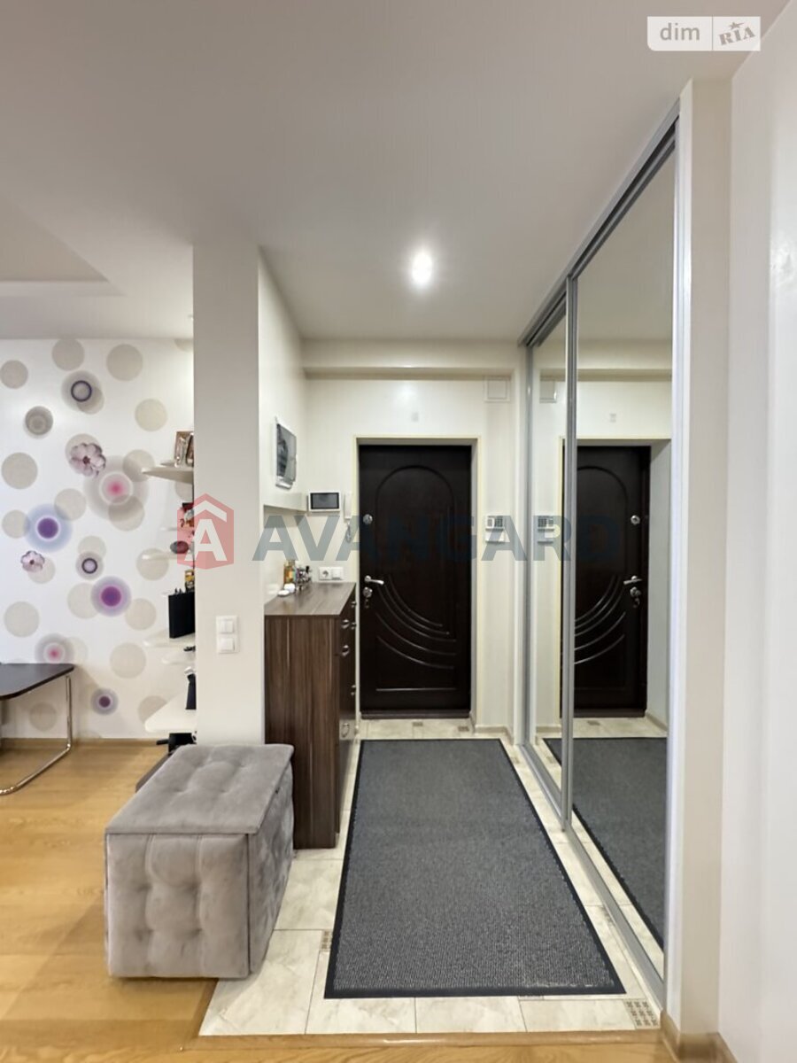 3 ��. ��������, 83/46/16 ��. �., 3/9 ������ ���� 10