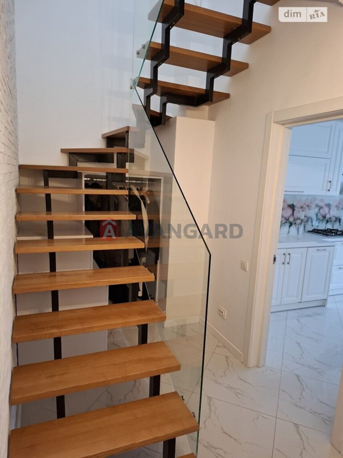 2 ��. ��������, 86/60/20 ��. �., 10/11 ������ ���� 9