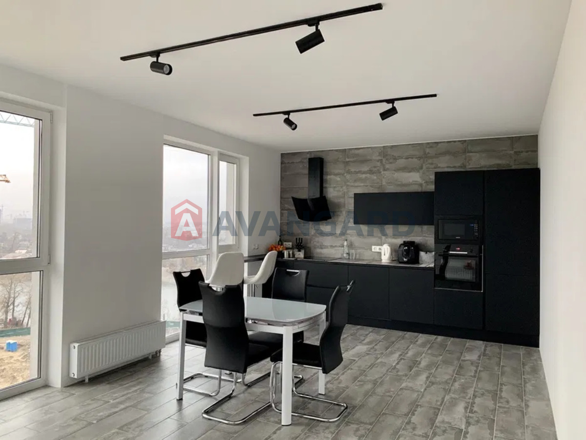 3 ��. ��������, 102/-/25 ��. �., 8/24 ������ ���� 9