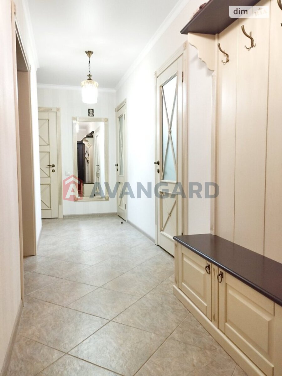 4 ��. ��������, 83/50/10 ��. �., 9/10 ������ ���� 18