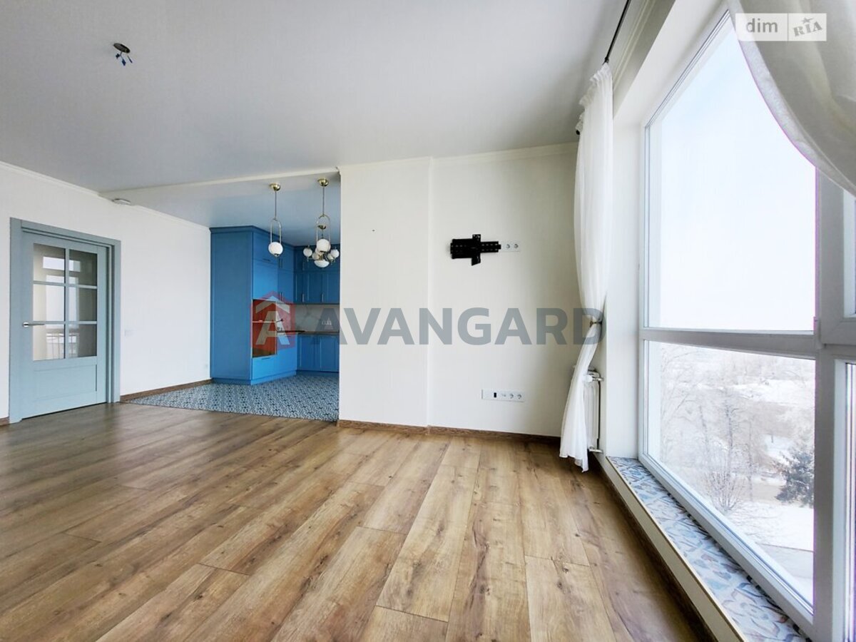 3 ��. ��������, 82/43/12 ��. �., 7/7 ������ ���� 2