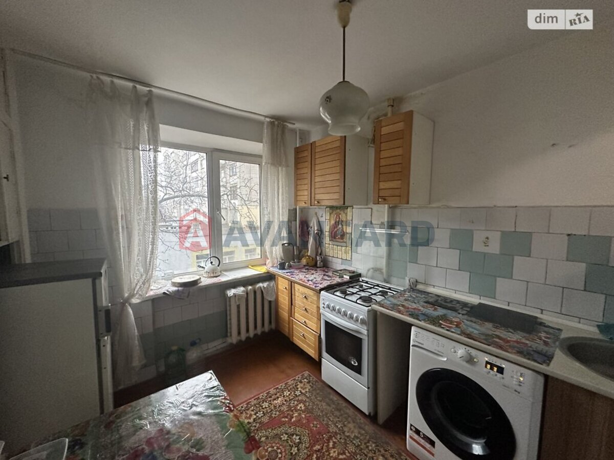 3 ��. ��������, 68/40/10 ��. �., 2/9 ������ ���� 1