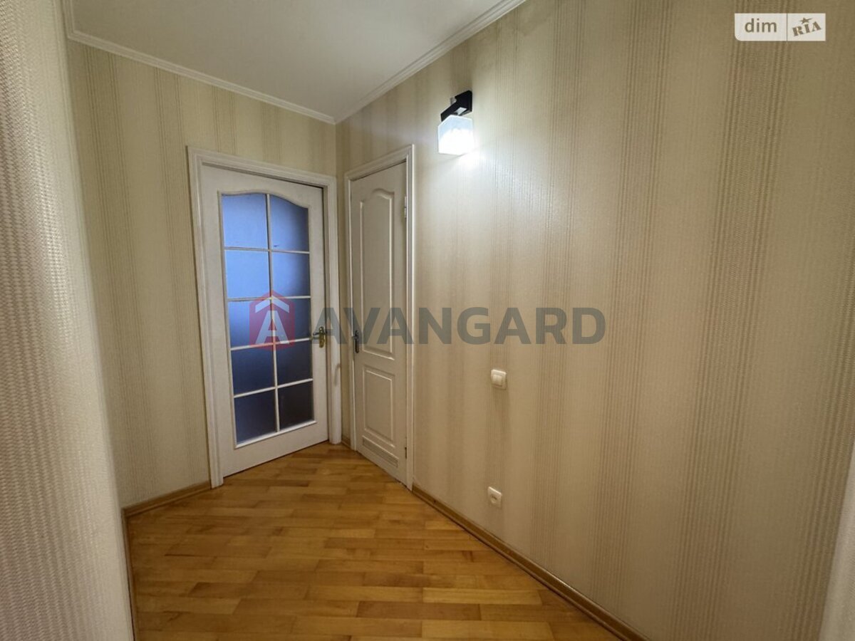 3 ����. ��������, 64/33/8 ��. �., 9/9 ���� ���� 12