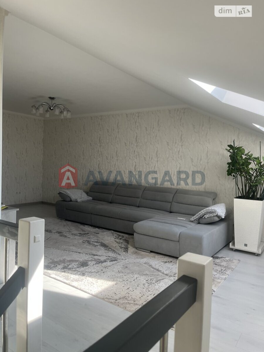 3 ��. ��������, 119/92/27 ��. �., 2/5 ������ ���� 20