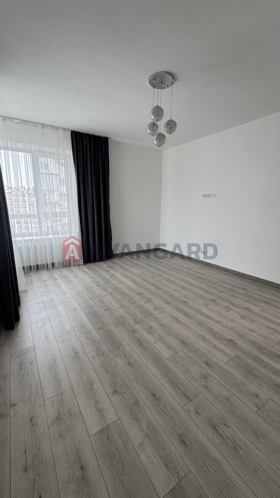 3 ����. ��������, 82,8/42,8/15,4 ��. �., 9/10 ���� ���� 4