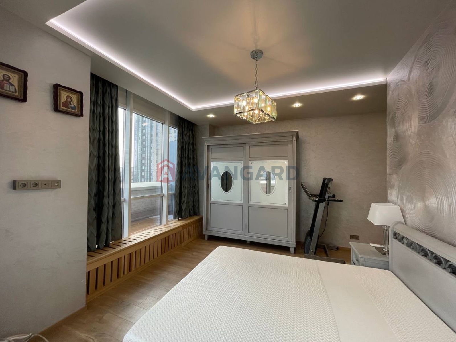 3 ��. ��������, 82/60/12 ��. �., 4/25 ������ ���� 8