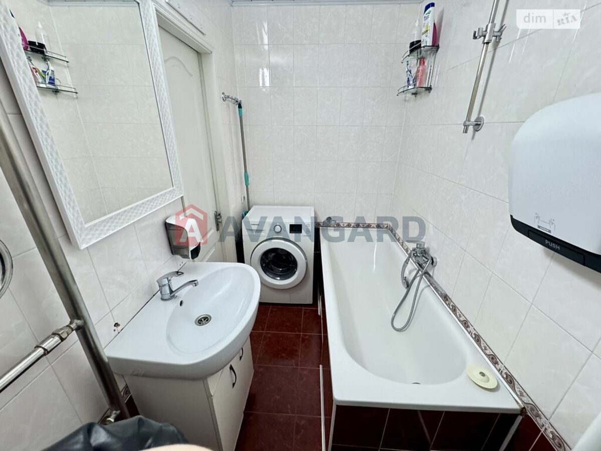 3 ����. ��������, 64/33/8 ��. �., 9/9 ���� ���� 19