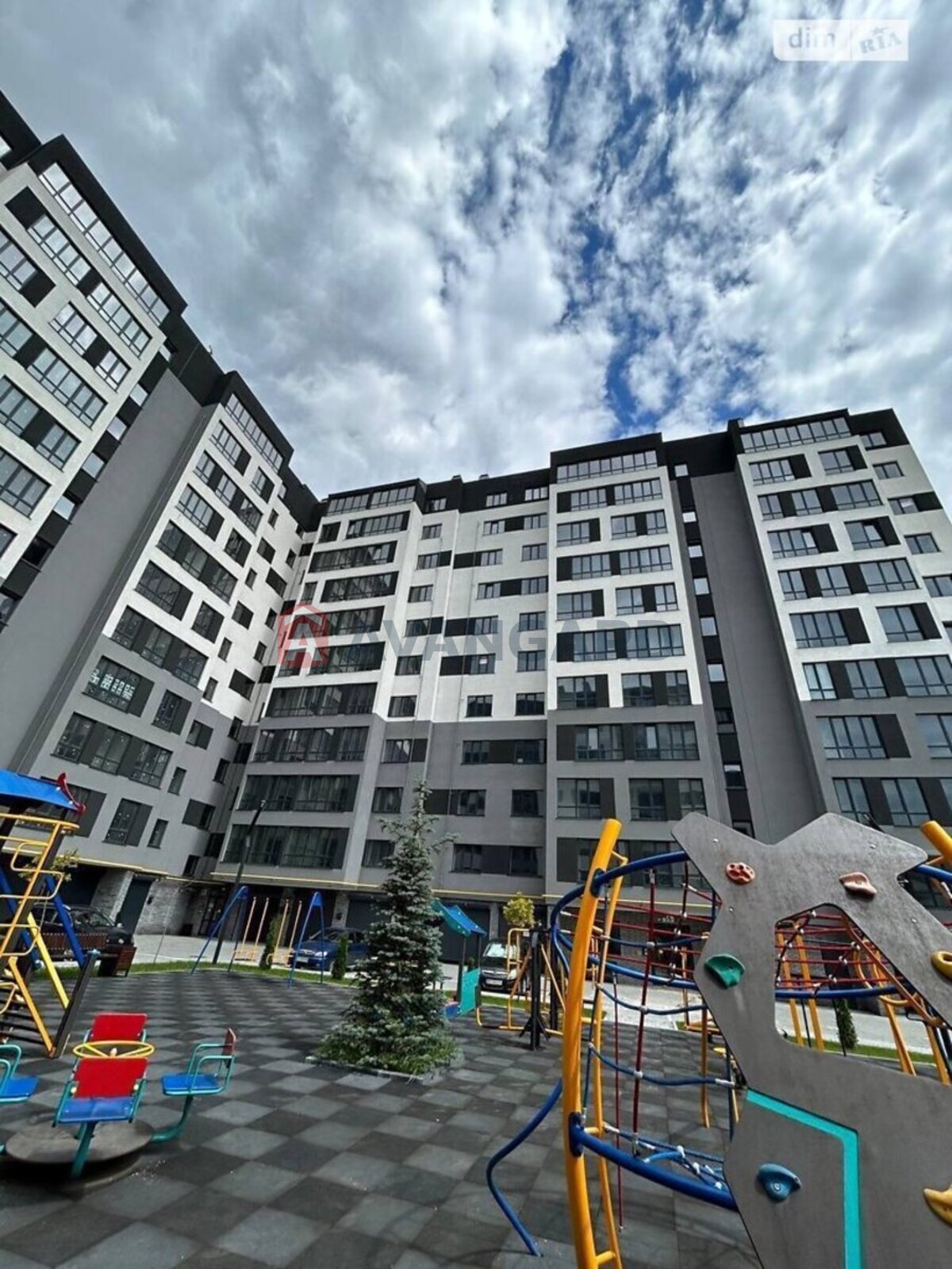 3 ��. ��������, 83/54/14 ��. �., 8/11 ������ ���� 2