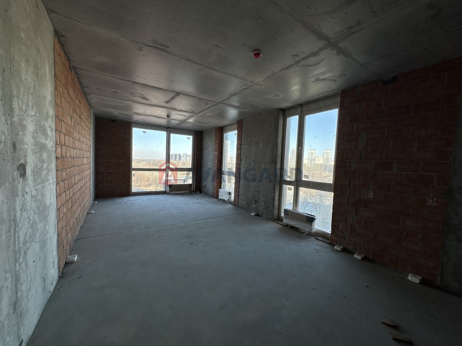 3 ��. ��������, 107/48/33 ��. �., 6/26 ������ ���� 1