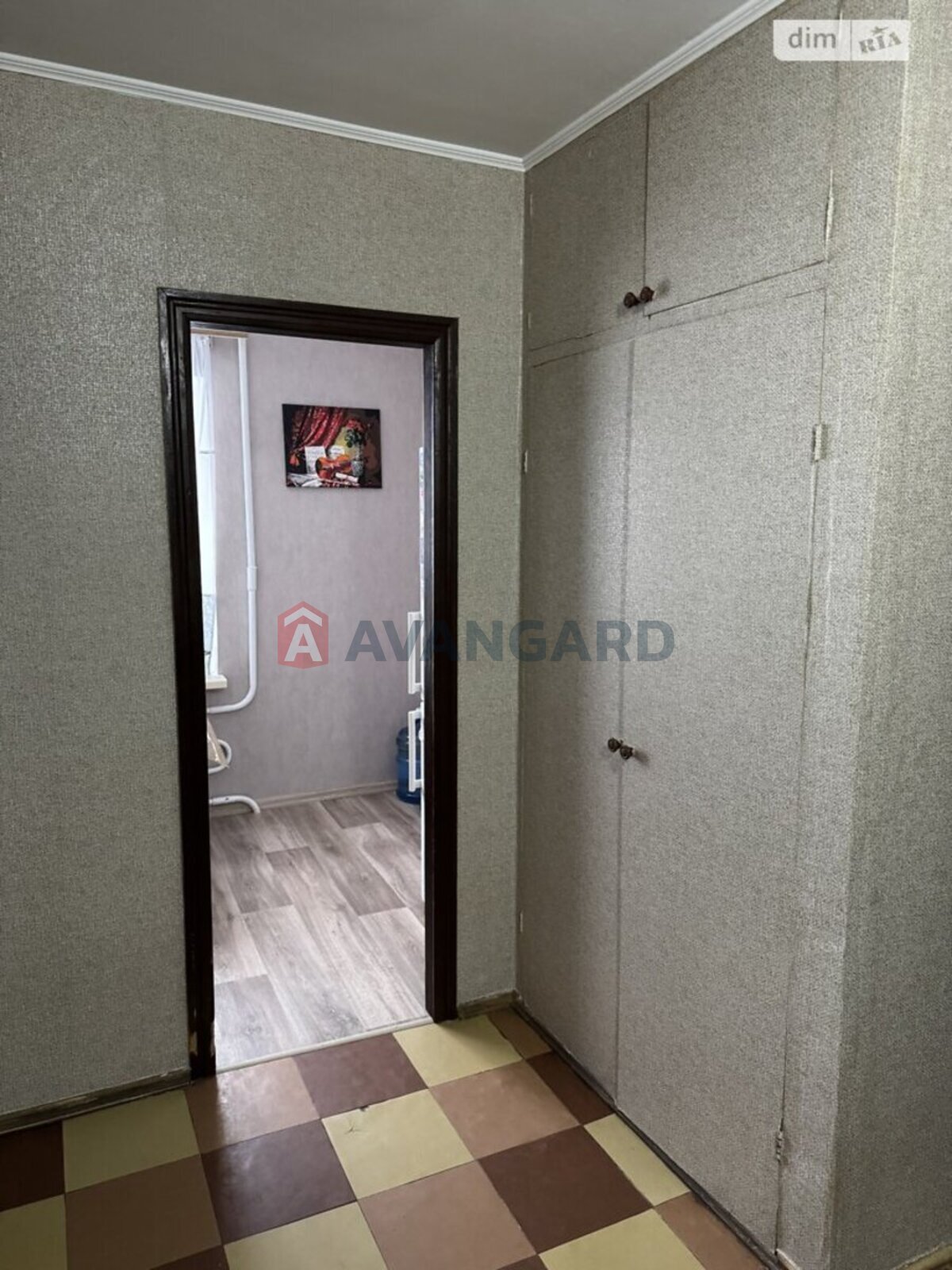 3 ��. ��������, 68/42/8 ��. �., 4/9 ������ ���� 3