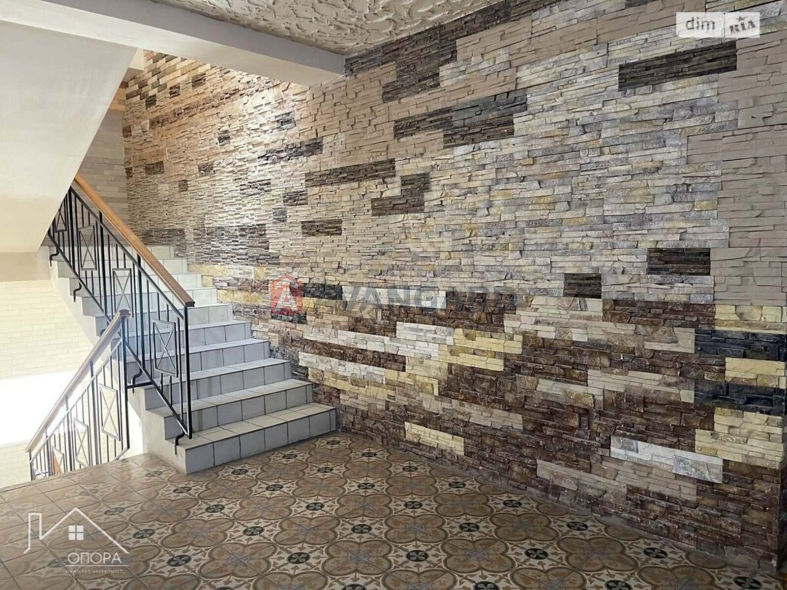 3 ��. ��������, 118/41/40 ��. �., 8/10 ������ ���� 27