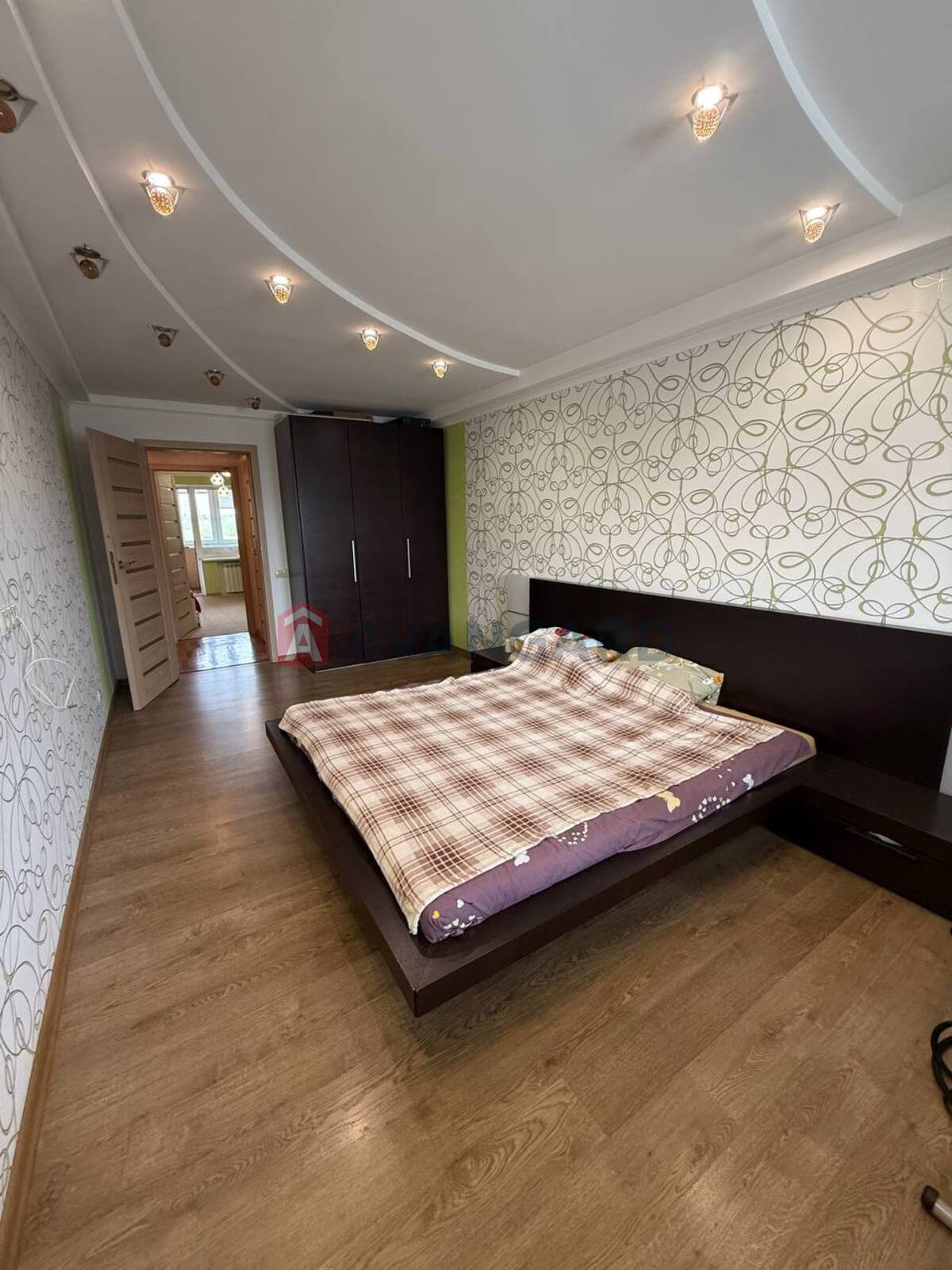 3 ����. ��������, 69/40/9 ��. �., 8/9 ���� ���� 7