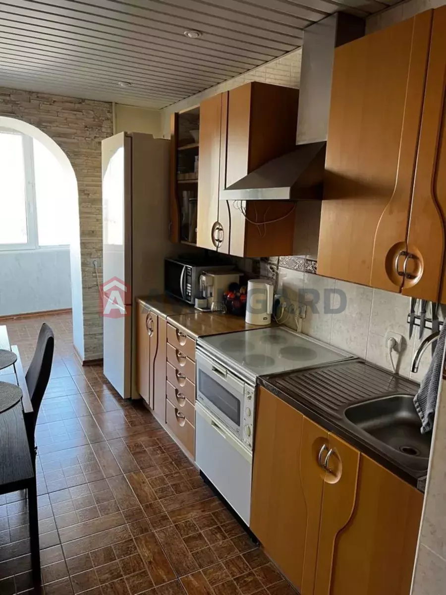 3 ����. ��������, 80/-/11 ��. �., 8/12 ���� ���� 9