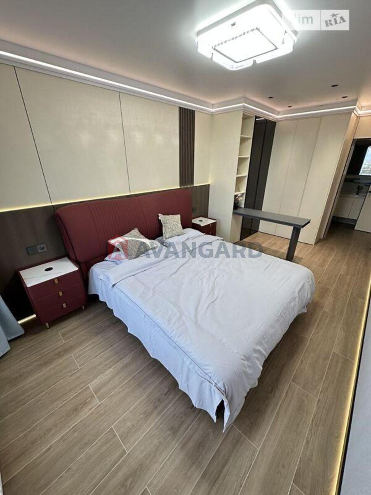 4 ��. ��������, 136/-/16 ��. �., 10/11 ������ ���� 26