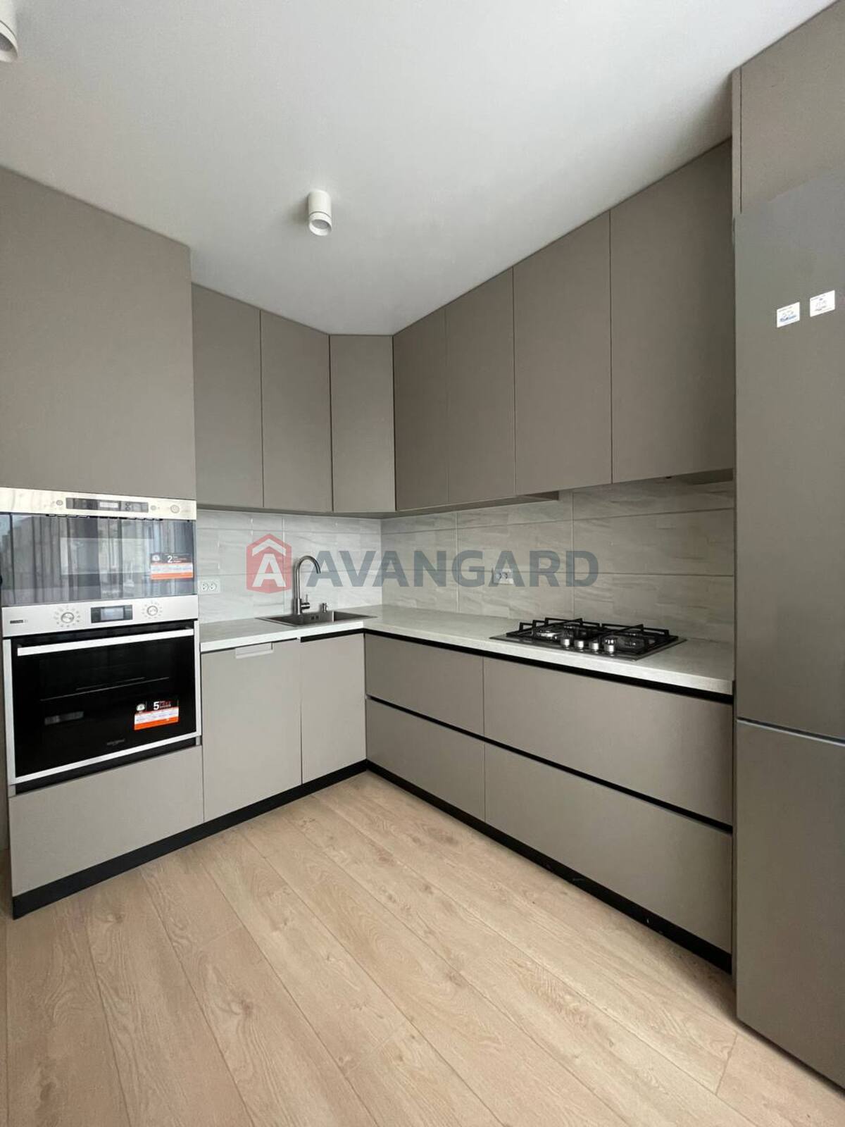 3 ����. ��������, 65/40/8 ��. �., 9/9 ���� ���� 1