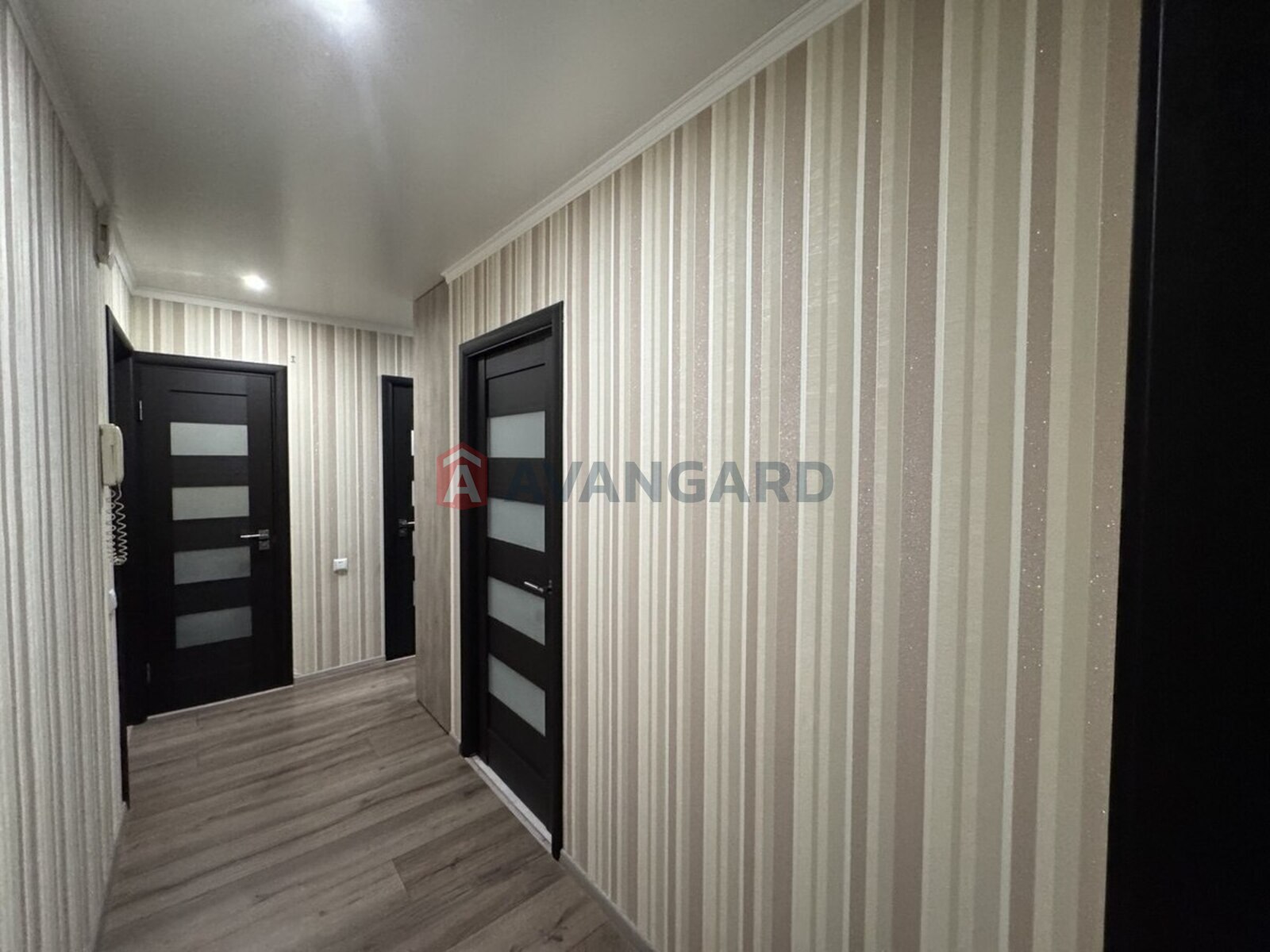 3 ����. ��������, 63/37/6 ��. �., 8/9 ���� ���� 22
