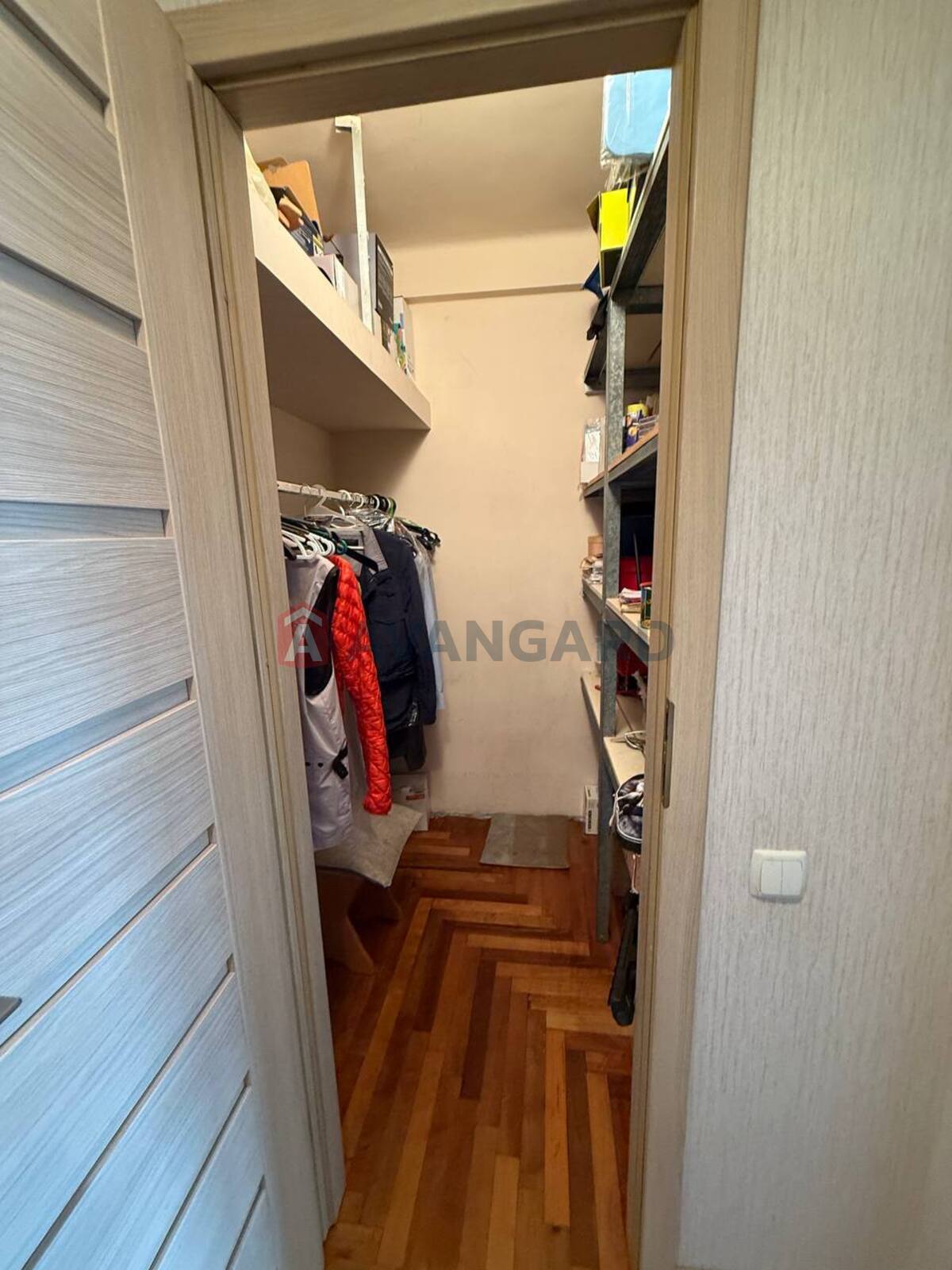 3 ����. ��������, 69/40/9 ��. �., 8/9 ���� ���� 15